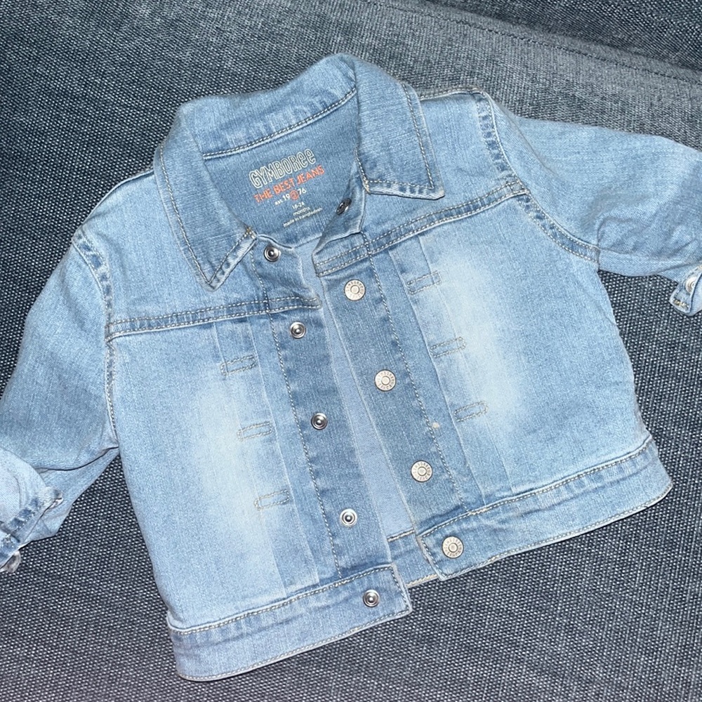 Toddler girls Jean jacket in light wash denim.